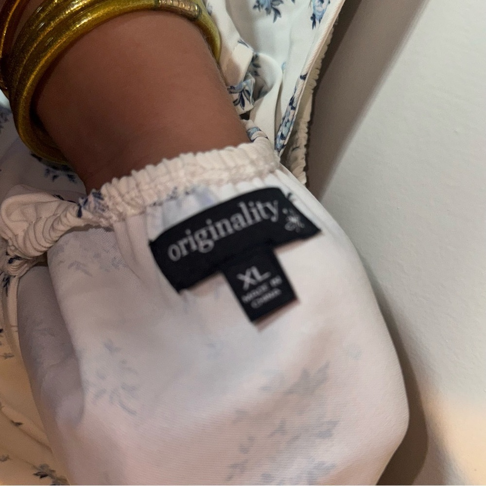 Altar’d State | Floral Puff Sleeve Top - White and Blue floral | Originality - Picture 5 of 5